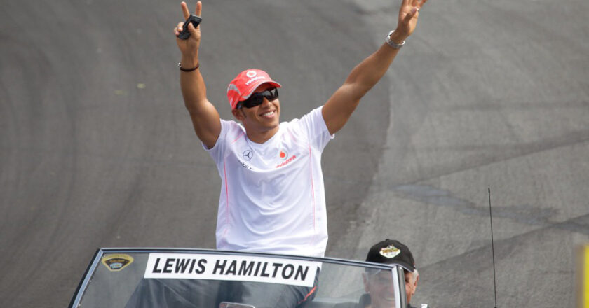 Video: Bigoted F1 fans cheer Lewis Hamilton crash
