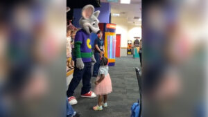 A Chuck-E-Cheese mascot in New Jersey appears to not acknowledge a Black toddler reaching her hand out. (Credit: @belllahijabi/Twitter)