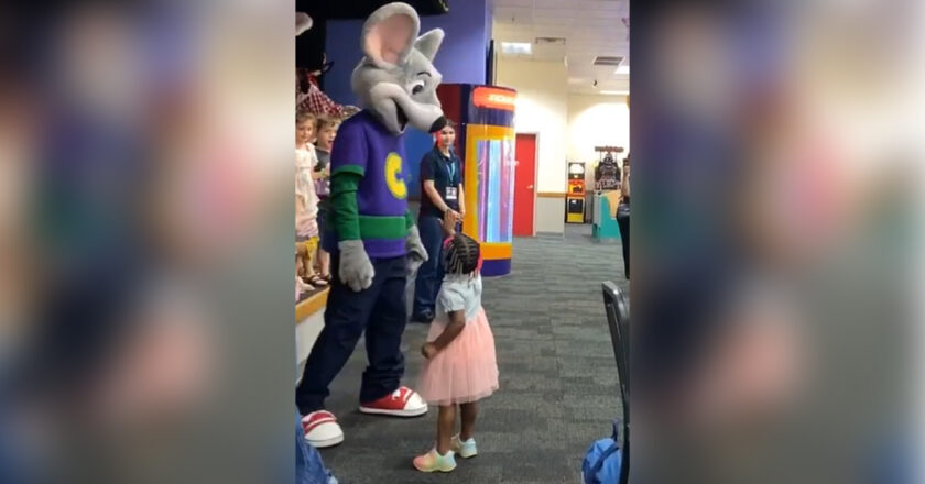 New Jersey mom accuses Chuck-E-Cheese of discriminating against her Black toddler