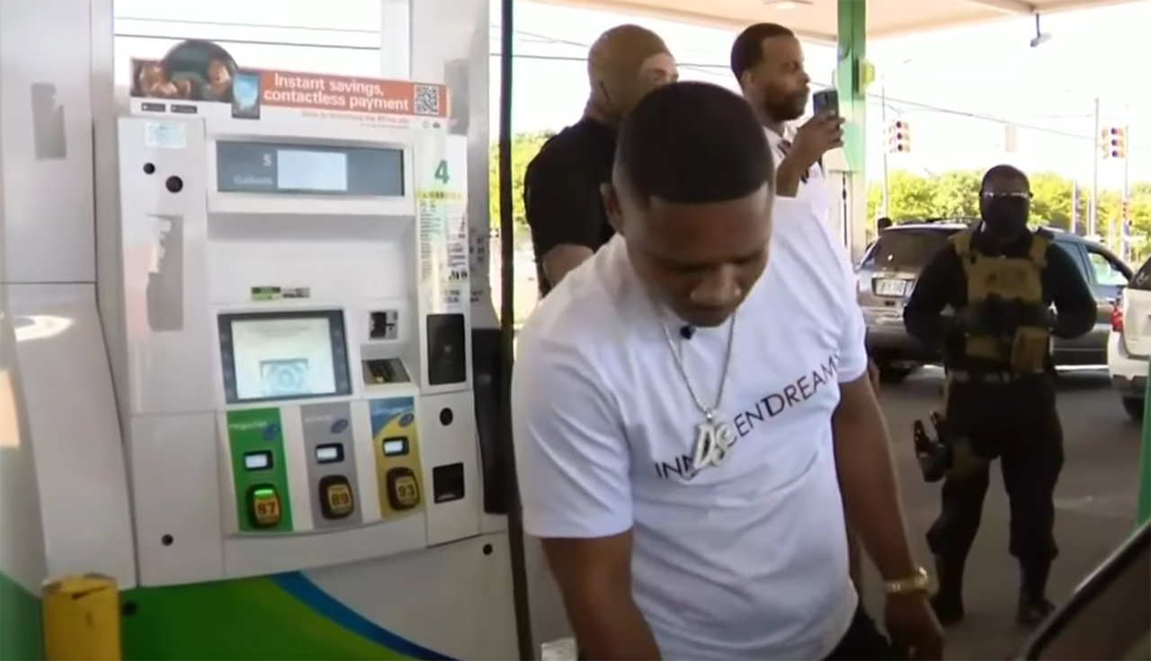 Davontae Sanford puts gas in a car during an event in Detroit where he provided women and seniors with $25,000 worth of gas on Aug. 9, 2022. (Credit: Screenshot - Click on Detroit | Local 4 | WDIV/YouTube)