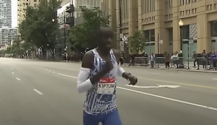 Kelvin Kiptum competes in the Chicago Marathon on Sunday, Oct. 8, 2023. (Source: Screenshot - NBC News)